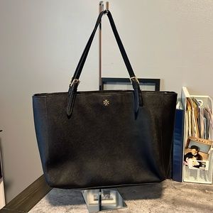 Tory Burch Emerson tote in black 🖤